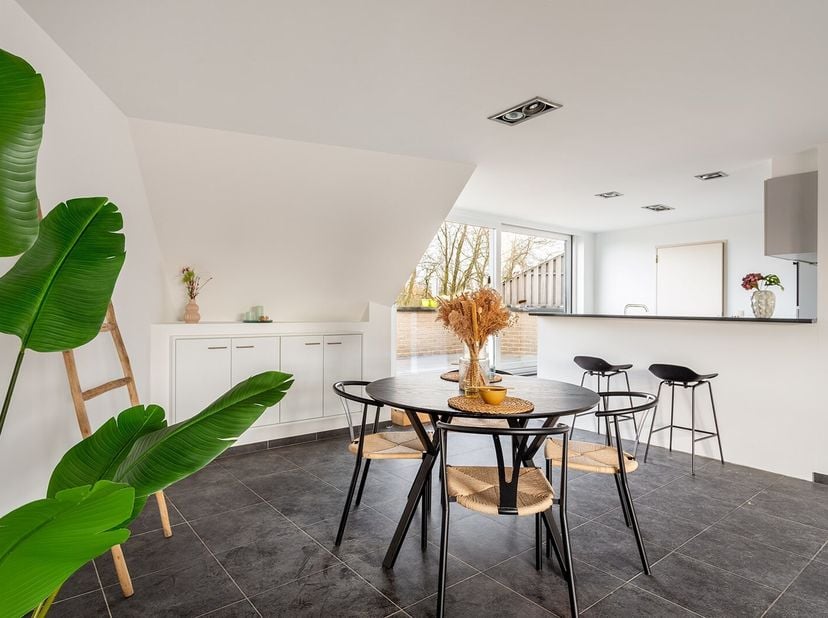 In een kleinschalig gebouw in een rustige en groene omgeving vinden we dit recent opgefrist duplexappartement, te bereiken via trap of lift. Het genie