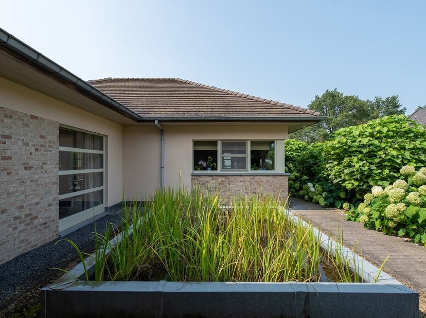 Dit bedrijfsgebouw met  woonst ligt in Opoeteren, op de verbindingsweg tussen Opoeteren en As. In de onmiddellijke omgeving is er het centrum van Opoe
