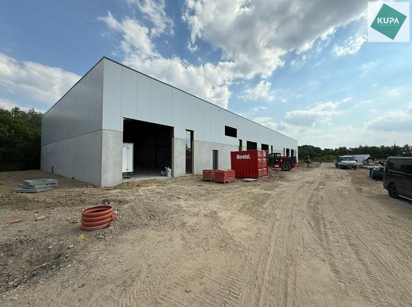 Deze moderne KMO-units, variërend van 130 m² tot 360 m² (samenvoegbaar), maken deel uit van een nieuw bedrijvenpark. Strategisch gelegen ten zuiden va