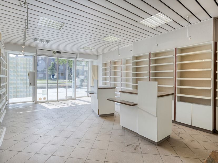 Proposé à la vente à Merksem au Bredabaan 328 situé sur la place rénovée de la municipalité/de l&#039;église - une maison de commerce commerciale (ancienne