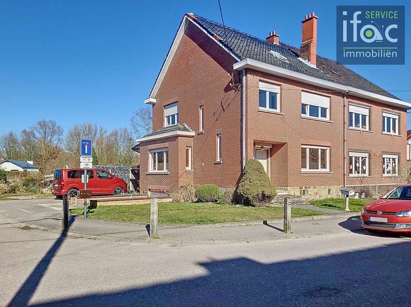 Fantastisch gelegen driegevelwoning voor totaalrenovatie, uiterst rustig gelegen in het centrum van Leefdaal, op een prachtig perceel van ± 11a 49ca.