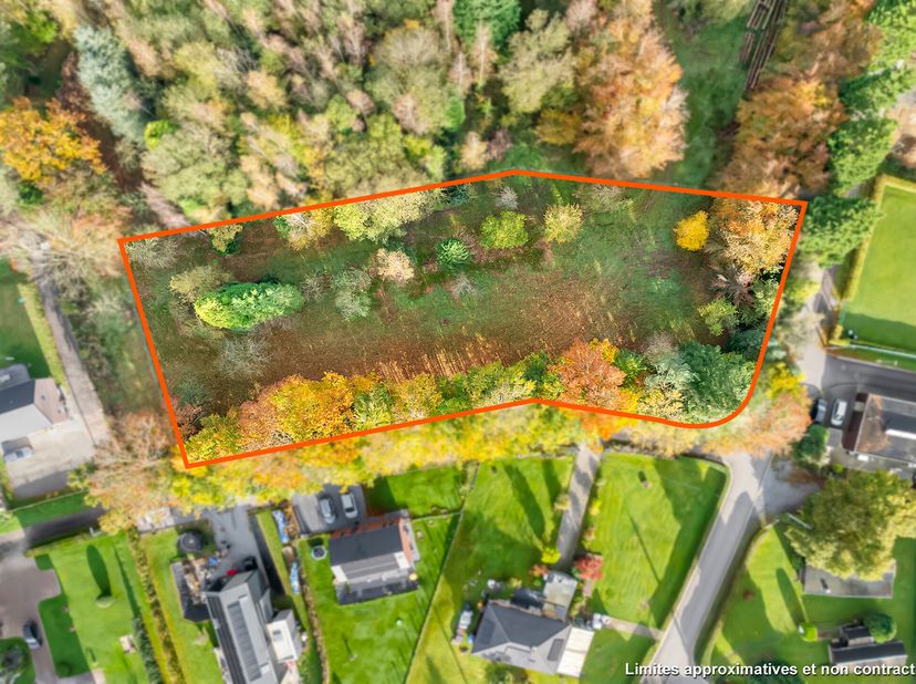 TERRAIN de ± 3.704m² :&lt;br /&gt;
 Zone : habitat à caractère rural,&lt;br /&gt;
 Orientation : Nord-Ouest,&lt;br /&gt;
 Largeur façade : ± 80m,&lt;br /&gt;
 Profondeur : ±