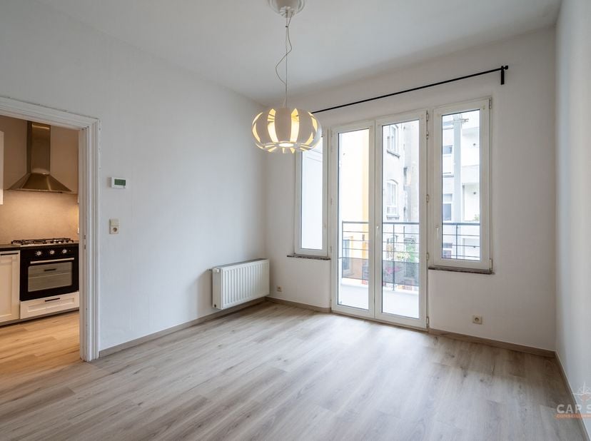 A proximité de la communauté européenne et des transports en communs, CAP SUD vous propose ce charmant appartement de 60 m2 rénové, situé au 1er étage
