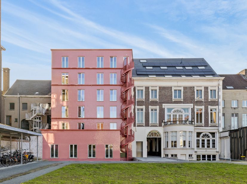 Sint-Annahuis is een splinternieuw studentenhuis, ideaal gelegen in het centrum van Gent. Dit moderne project bestaat uit 53 stijlvolle entiteiten, vo