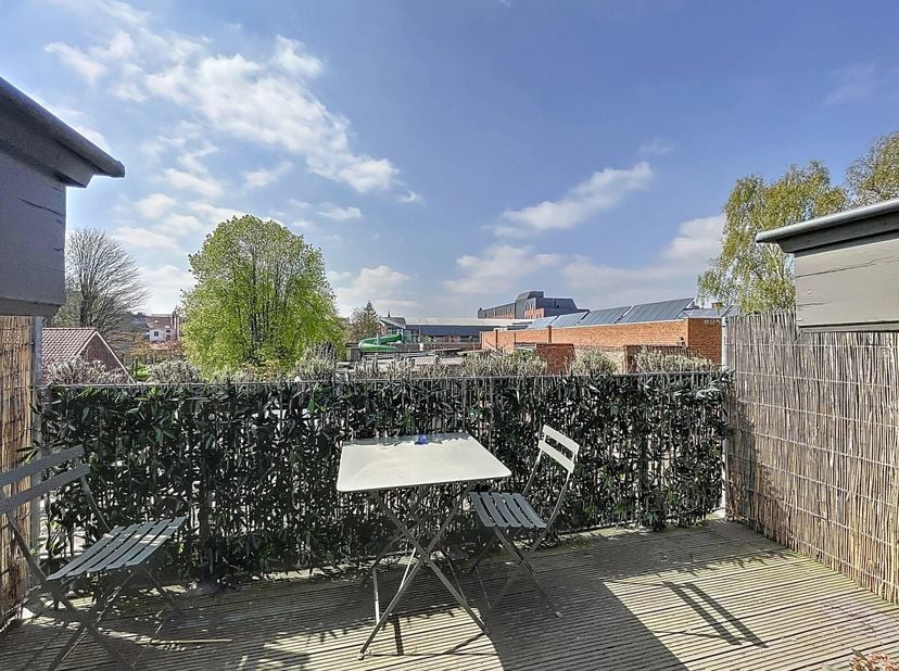 À proximité du quartier européen, non loin de la V.U.B et du Parc du Roi Vainqueur, au 2e étage dun petit immeuble calme, superbe penthouse deux chamb