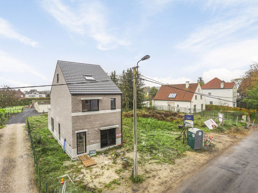 Ce magnifique nouveau projet de construction comprend cinq maisons familiales économes en énergie et de haute qualité.&lt;br /&gt;
Le projet bénéficie d&#039;un