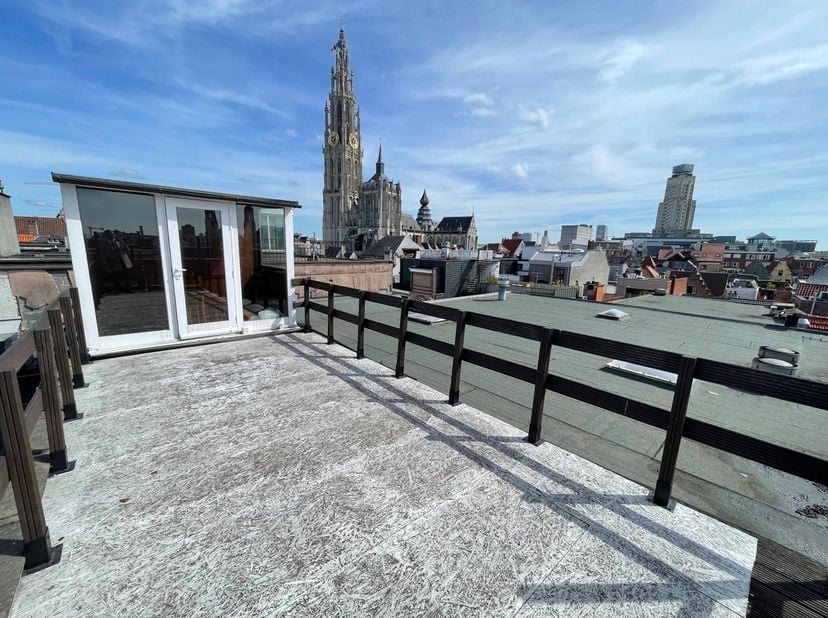Zeer ruim triplex appartement in het hartje van de oude stad met groot terras.&lt;br /&gt;
&lt;br /&gt;
Indeling van het appartement:&lt;br /&gt;
Gelijkvloers: &lt;br /&gt;
I