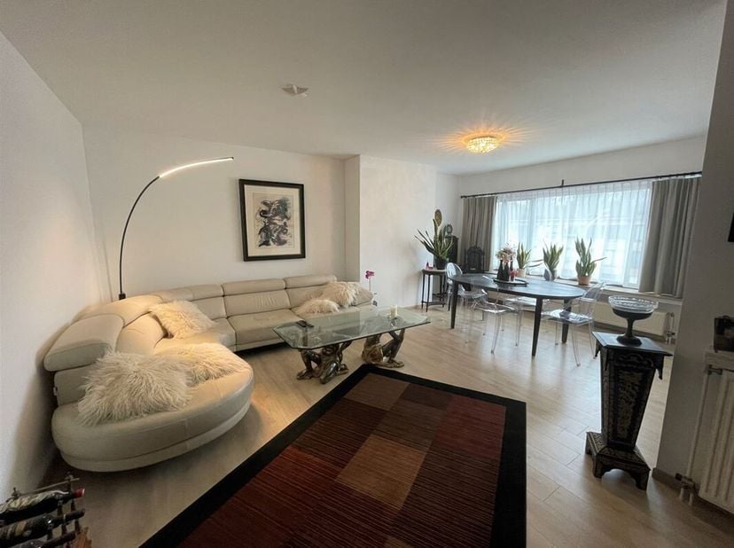 Cet appartement confortable et bien entretenu, avec terrasse en bas, est situé dans un quartier résidentiel bien connu de Mortsel, non loin du centre