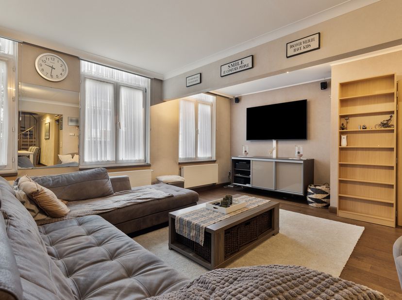 La maison spacieuse avec une superficie habitable de 320m² est située à Gentsesteenweg 1316 à S-A-B.&lt;br /&gt;
La maison se compose de :&lt;br /&gt;
Rez-de-chau