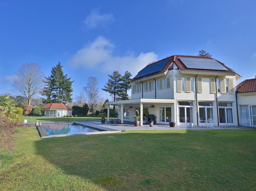 Villa met een uniek, speels ontwerp bestaande uit 4 hexagonale delen, het woonhuis, de leefkeuken, het garagegebouw en -meest links- het badhuis (kan