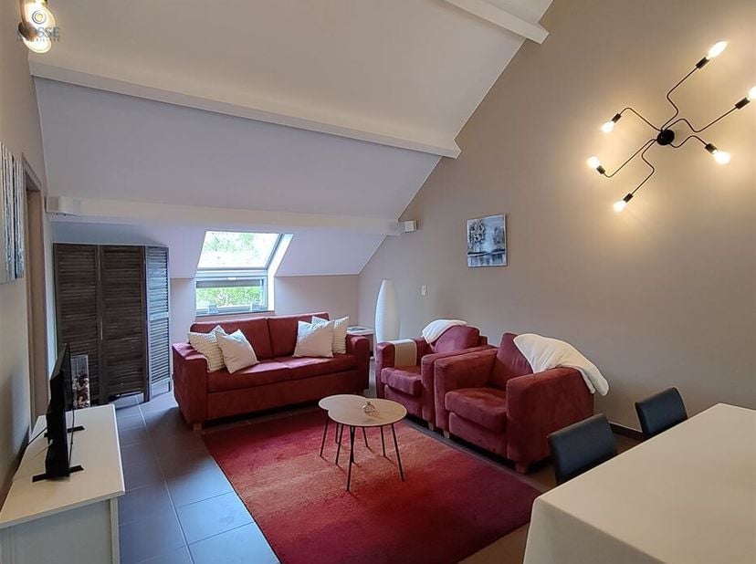 L&#039;immobilière COSSE vous propose un charmant appartement à 2km à pied de Durbuy centre, offre un cadre résidentiel paisible et verdoyant, idéal pour u
