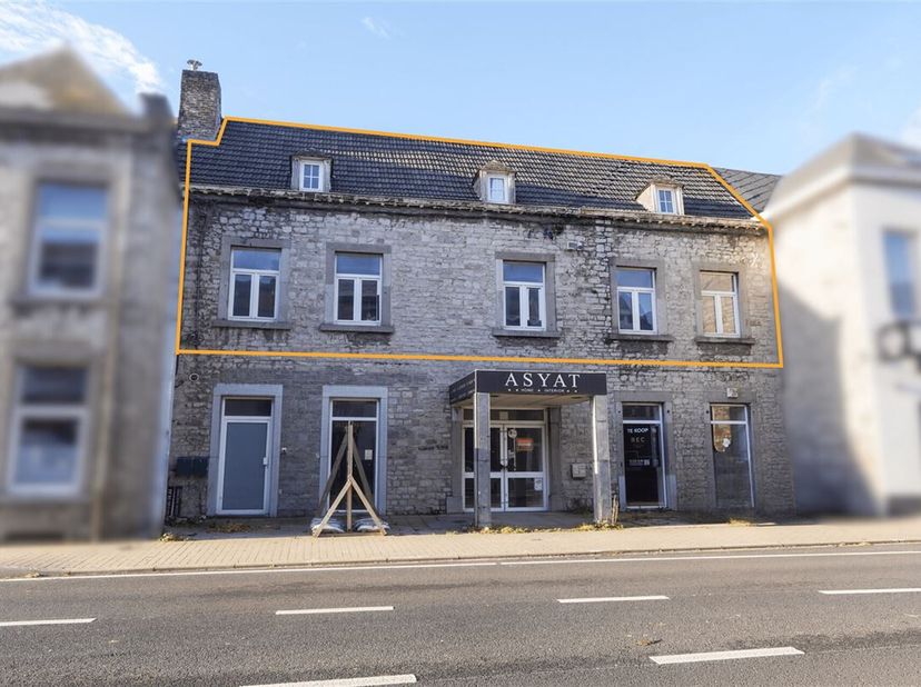 Dans un charmant bâtiment en pierre de 3 unités à Bouge, découvrez une opportunité dinvestissement unique. Ce bien se compose de 2 appartements déjà s
