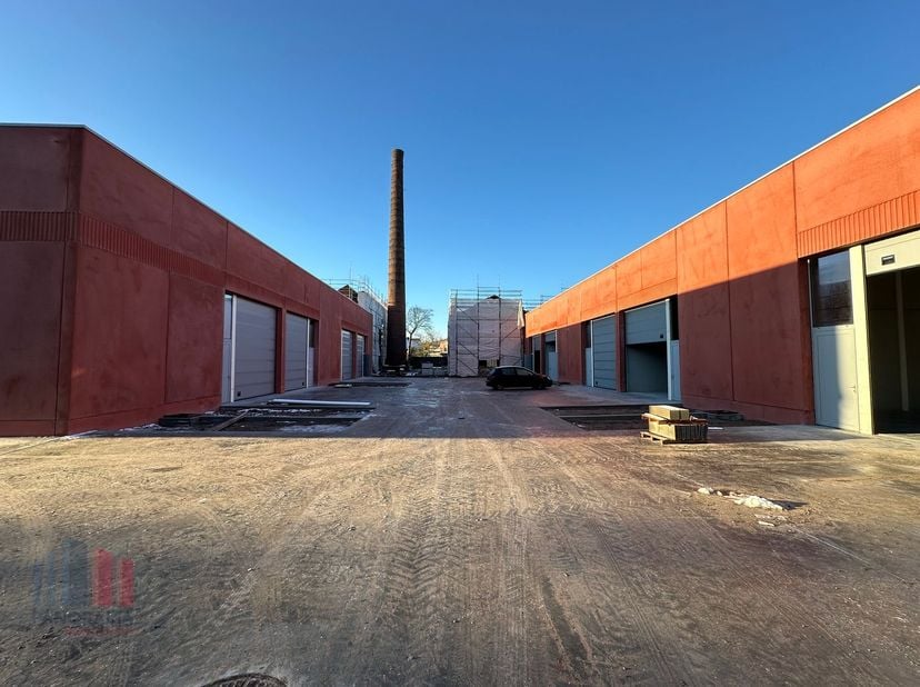 Fenomenaal gelegen nieuwbouw KMO-unit met een oppervlakte van 189 m²  en 2 privatieve parkeerplaatsen te huur op amper 300 m van de Doorniksesteenweg
