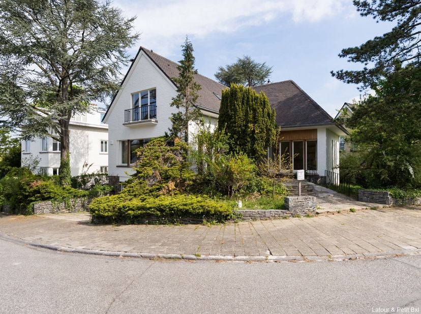 UKKEL - Ideaal gelegen in een rustige straat vlakbij de Sterrenwacht en het Wolvendaelpark, vlakbij het Lycée Français en de Europese School, prachtig