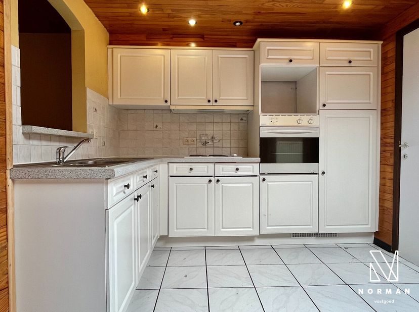 Bij het betreden van de woning kom je binnen in de inkomhal. Aan de rechterzijde bevindt zich een praktische berging, ideaal voor het plaatsen van je