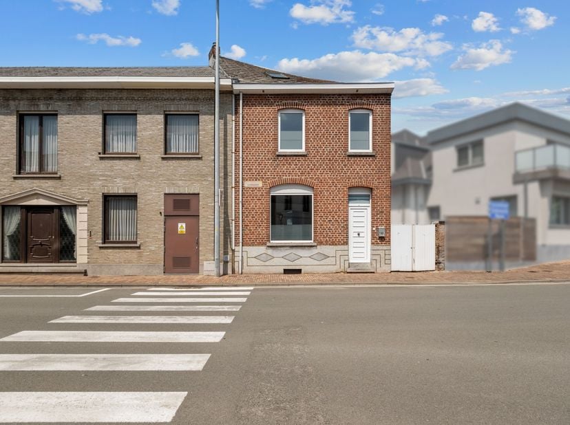 Deze charmante woning is ideaal gelegen vlak de dorpskern van Nederbrakel.&lt;br /&gt;
De woning biedt een uniek zicht op het rondpunt aan de Meerbeekstraat