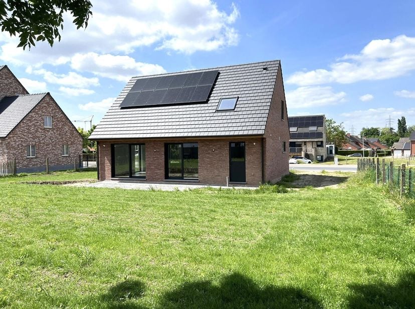 Moderne NIEUWBOUW, met E-PEIL 4! TROEVEN: geothermie, vloerverwarming, dubbele beglazing ALU + screens, zonnepanelen, ventilatie D, domotica, regenwat