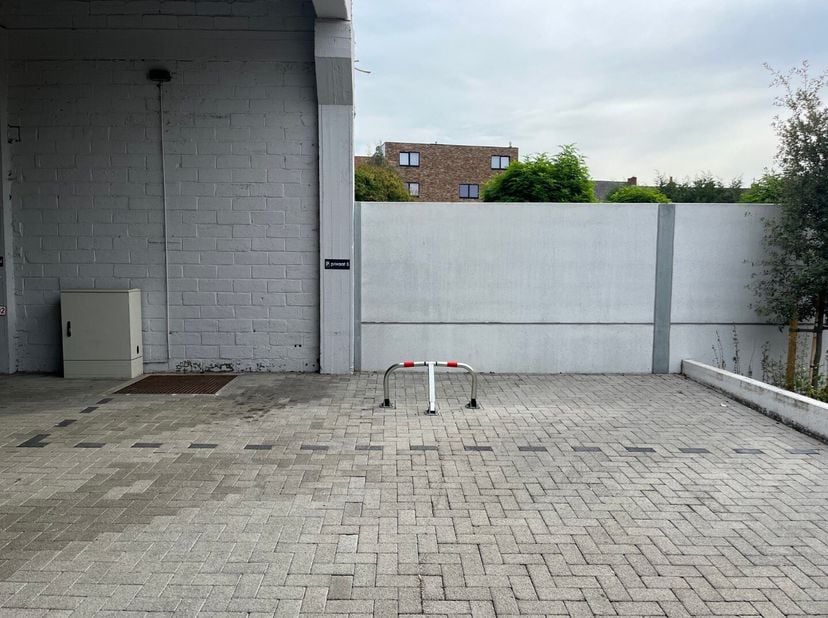 Deze rustig gelegen parkeerplaats (nr. 5) situeert zich in een inham van de Broeckstraat, vlakbij het centrum van Gavere.&lt;br /&gt;
Prijs: 37,50 EUR / maa