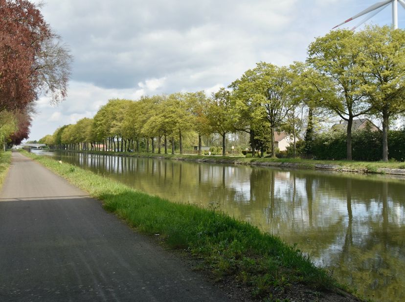 Deze gemoderniseerde woning werd recentelijk grondig vernieuwd in 2020 en is gelegen op een riant perceel van bijna 40 are met bijgebouw. Deze woning