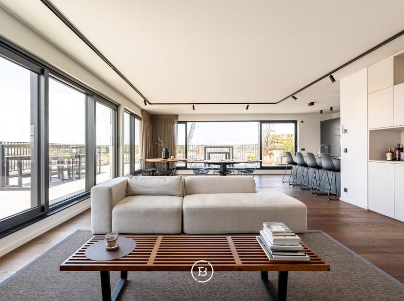 Au bord du charmant port de plaisance de Zeebruges, nous trouvons ce spacieux appartement penthouse.&lt;br /&gt;
Lappartement dispose dun grand séjour lumin
