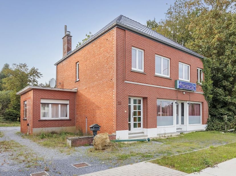 Op de Provinciebaan 1 te Bekkevoort treffen dit pand met handelszaak aan. De woning heeft een afzonderlijke privé ingang. Achter de handelszaak bevind