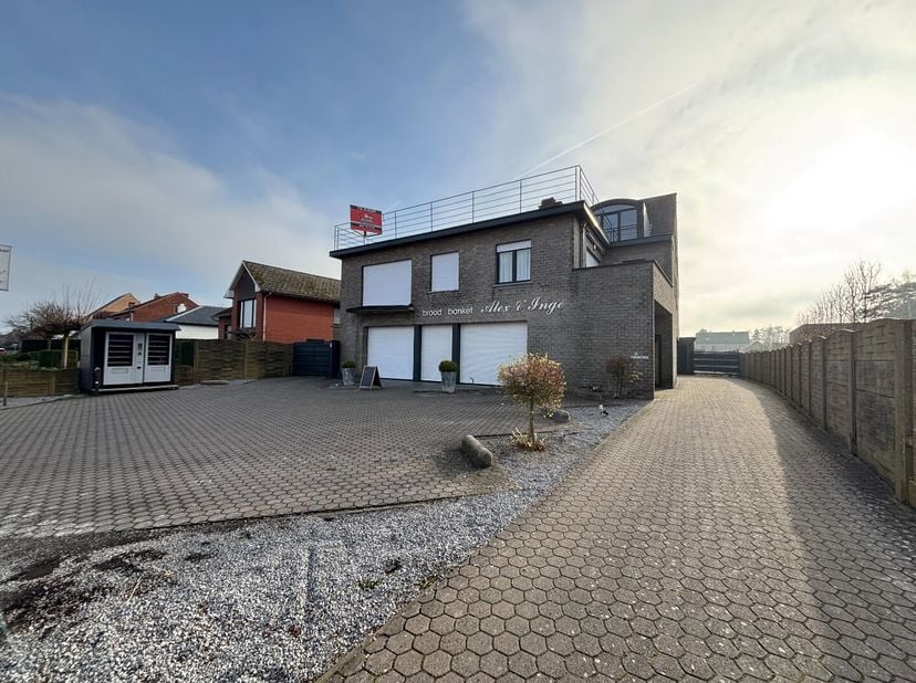 Dit instapklaar dakappartement met twee slaapkamers en een ruim terras is gunstig gelegen aan de Borgtstraat in Laakdal. Dankzij de centrale ligging b