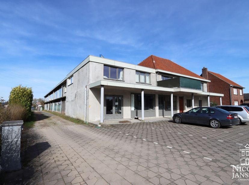 Dit opbrengsteigendom/appartementsgebouw is gelegen op een vlot bereikbare locatie.&lt;br /&gt;
Het pand bestaat uit een gelijkvloerse winkelruimte en drie