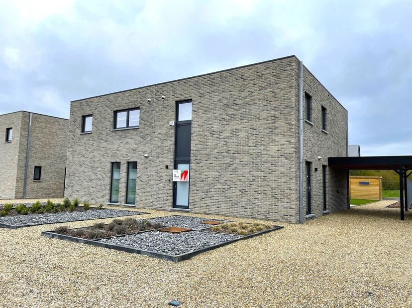 Deze moderne, halfopen woning is gelegen in Hechtel-Eksel.&lt;br /&gt;
INDELING:&lt;br /&gt;
Gelijkvloers:&lt;br /&gt;
- Inkomhal met trap naar verdieping&lt;br /&gt;
- Gaste