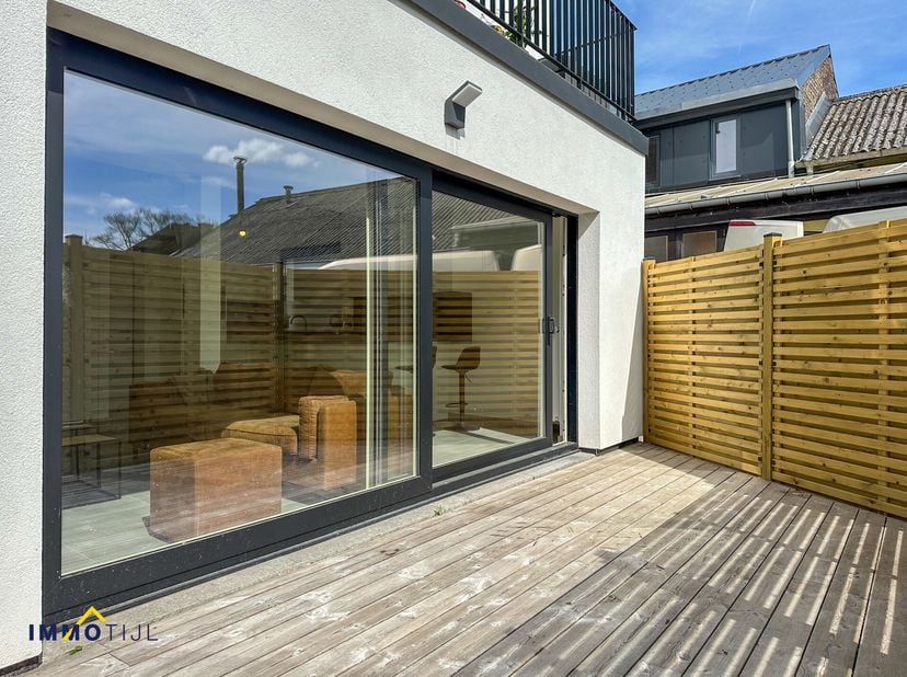 Dit modern en energiezuinige appartement in een kleinschalig gebouw biedt alle comfort en is instapklaar.&lt;br /&gt;
Het omvat een inkomhal, een apart gast