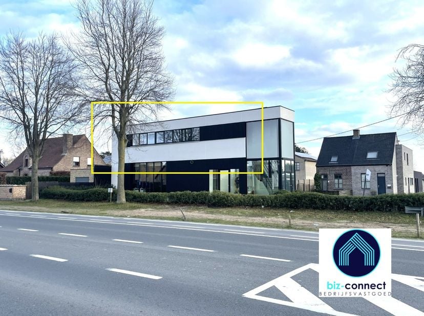140m² vlot bereikbare kantoorruimte met alle voorzieningen, langs de N9&lt;br /&gt;
De kantoren bevinden zich op de eerste verdieping van het gebouw.&lt;br /&gt;