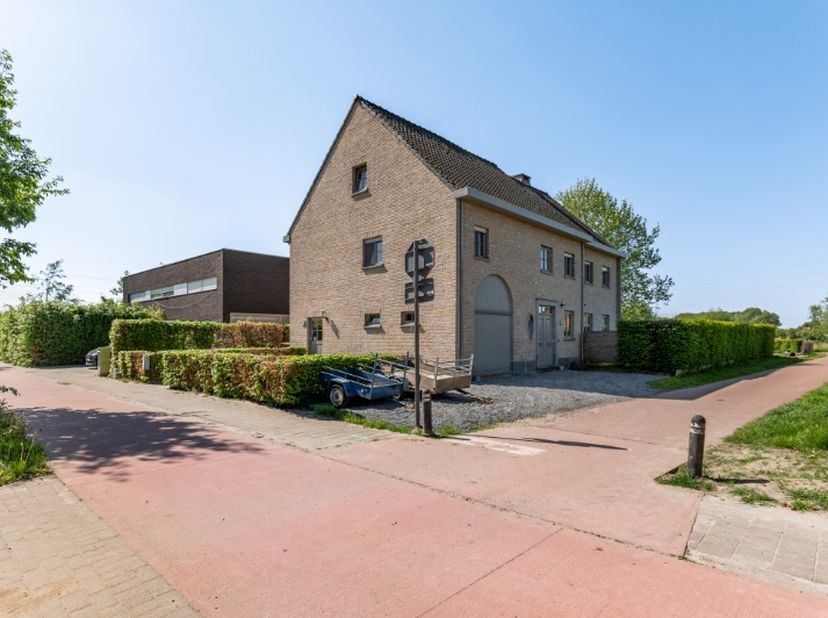 Zeer gunstig gelegen villa in een zeer rustige straat zonder doorgaand verkeer!  Er is een agrarische zone achterliggend gelegen met volkstuintjes.  D