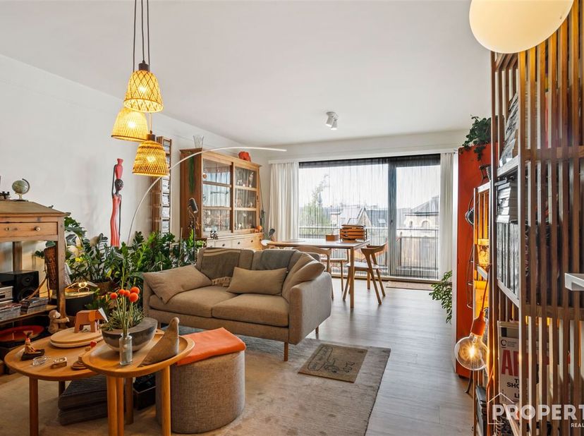 Dit appartement, gelegen in de Stationsdreef in Roeselare, geniet van een toplocatie op wandelafstand van het station, winkels en horecazaken&lt;br /&gt;
In