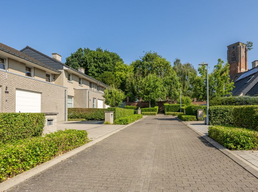 Ben je op zoek naar een recente woning (bouwjaar 2010) in een rustige verkaveling nabij de Schelde? Deze hippe instapklare woning is rustig gelegen in