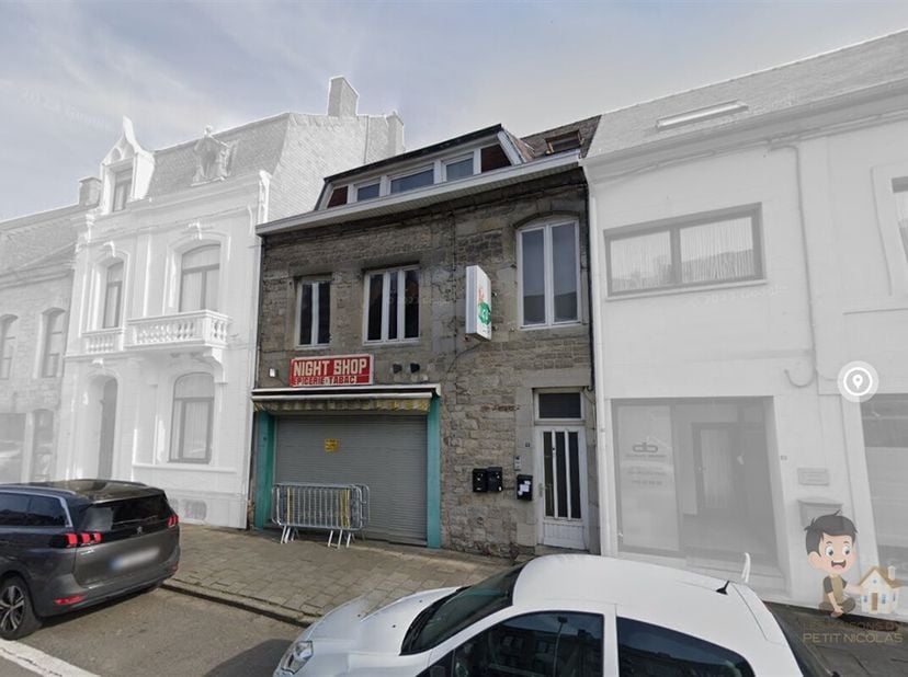 Les maisons du petit Nicolas a le plaisir de vous présenter cet immeuble de rapport sur Couvin !&lt;br /&gt;
Au rez :&lt;br /&gt;
   1 hall d&#039;entrée&lt;br /&gt;
   1 co