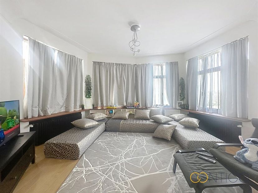 Entre Meiser et Montgomery: lumineux appartement meublé de 90 m² ,plein de charme, très bien équipé, &lt;br /&gt;
Situé au 3ième étage d&#039;un petit immeuble,