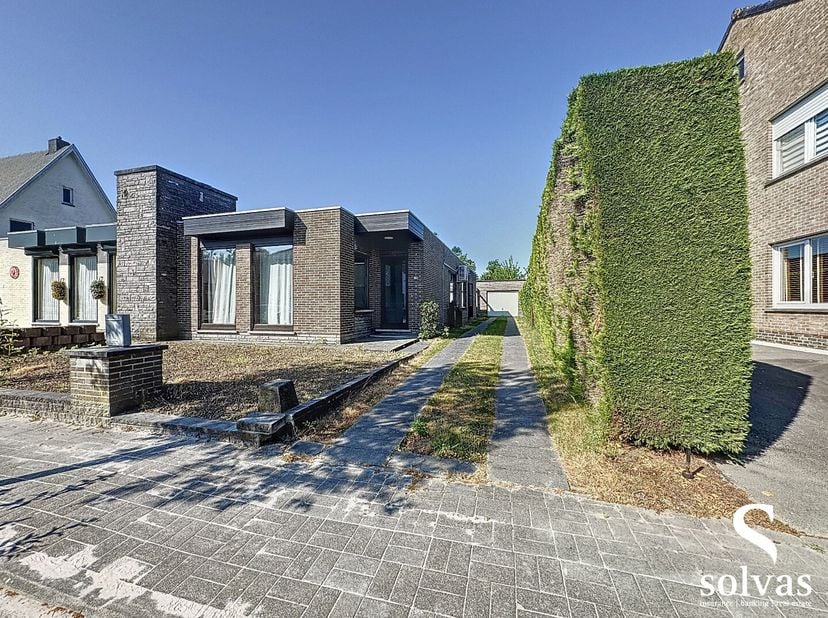 Bezoekmoment VOLZET. Deze charmante bungalow, op een steenworp van het centrum van Sleidinge, biedt rust én ruimte. De recente energie-upgrades (16 zo