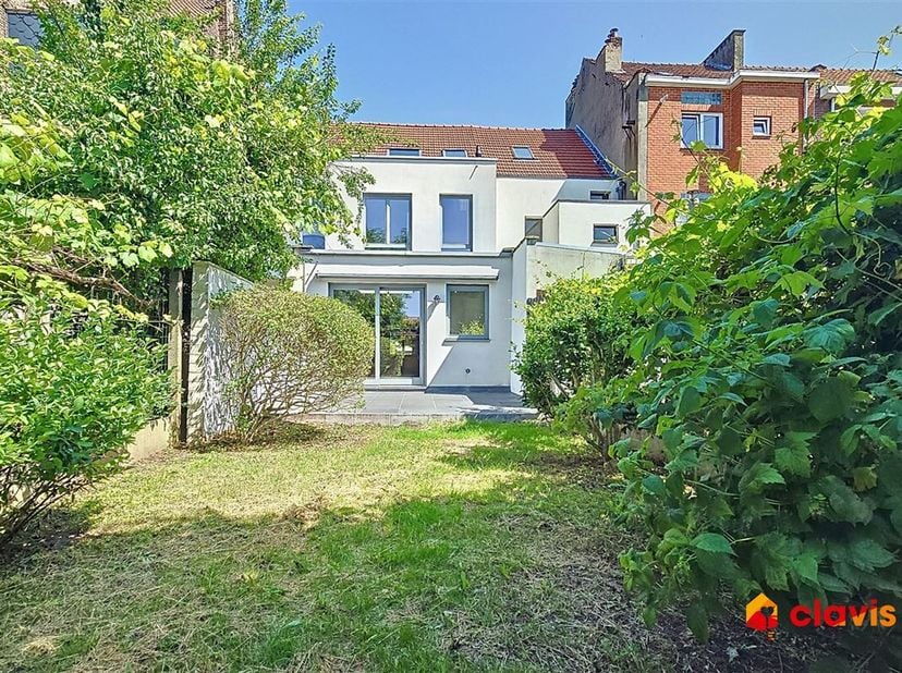 Clavis Immo vous présente cette magnifique maison, alliant luminosité et confort. Idéalement située, à deux pas des commerces et du du métro, elle off