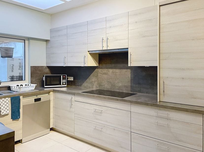 Deze ruime woning, gelegen aan een drukke invalsweg, grenst achteraan aan weiland, een perfecte combinatie tussen bereikbaarheid en rust. Bovendien be