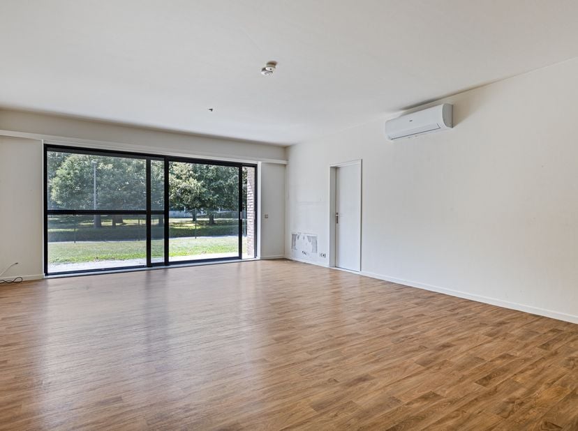 Appartement de deux chambres à vendre au rez-de-chaussée, à deux pas du centre de Wilrijk, entouré de verdure. &lt;br /&gt;
La résidence est située au bout