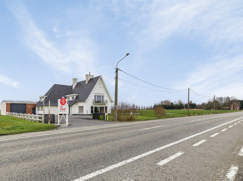 Toplocatie met bedrijfsgebouw bestaande uit magazijn, ruime villa, garage en verharde buitenruimte te koop.&lt;br /&gt;
Knap gerenoveerd magazijn bestaande