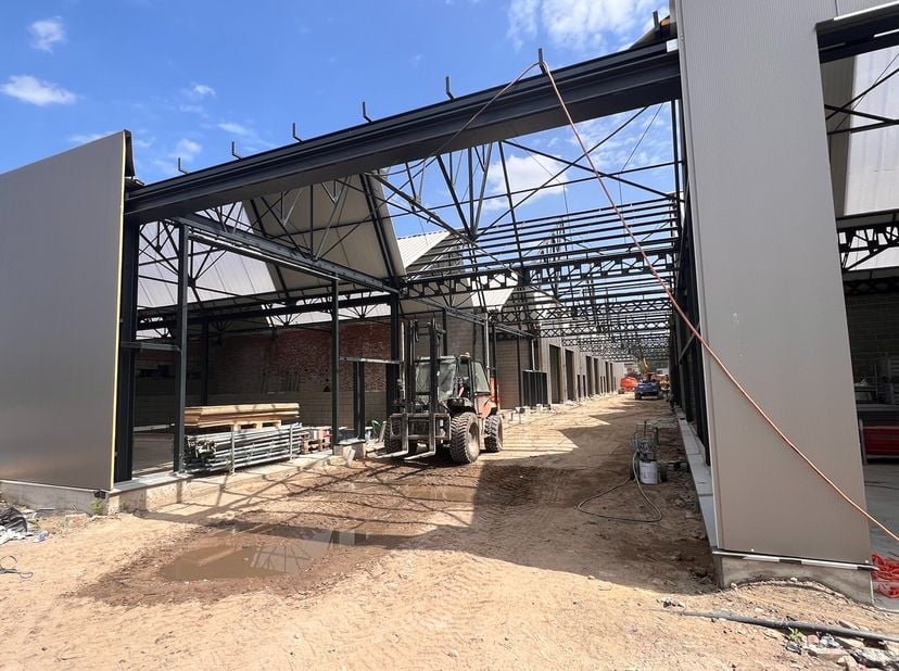 Op de hoek van de Bieststraat en de Nerenweg te Kalken, wordt KMO-park &#039;De Weverij&#039; ontwikkeld. Dit nieuwe, reeds vergunde, KMO-park bestaat uit 30 ca