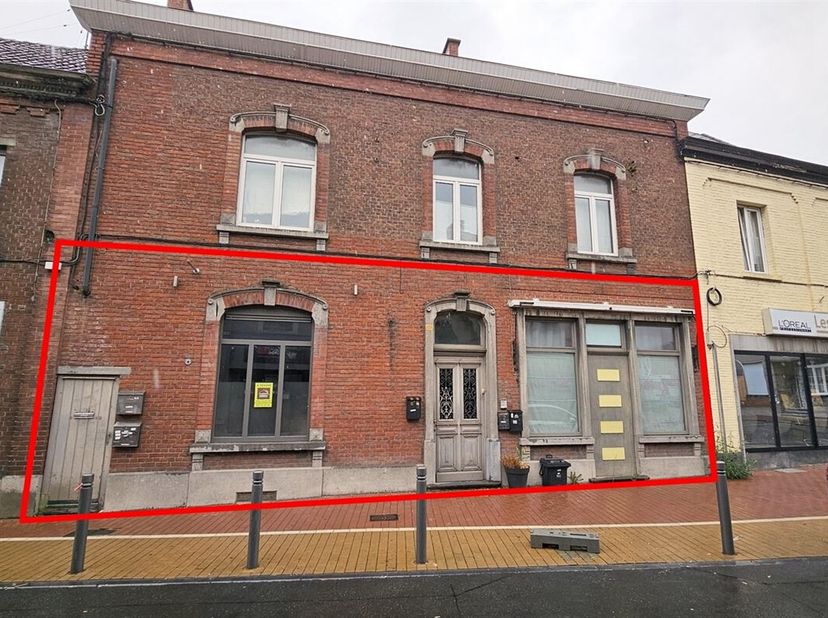 Prix: 70.000 euros, frais d&#039;agence non inclus et à charge de l&#039;acquéreur.&lt;br /&gt;
Dans le haut de la rue Grande à Dour, surface commerciale et un studio