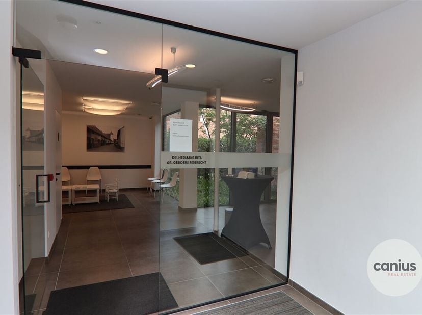 IMMEUBLE DE BUREAUX AVEC SALLES DE PRATIQUE DANS UN EMPLACEMENT DE CHOIX&lt;br /&gt;
Cet immeuble indépendant se trouve à Sint-Agneshof à Saint-Trond. Il s&#039;
