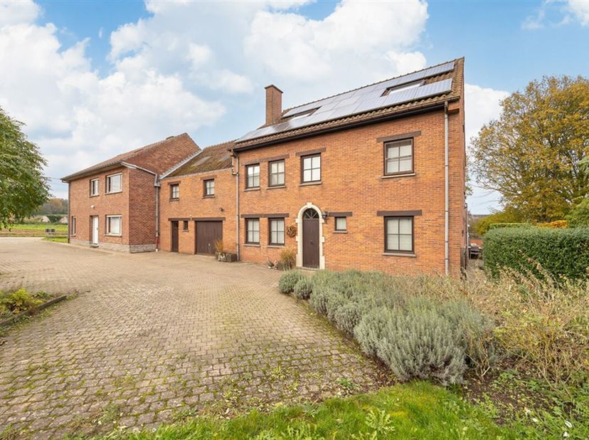 Twee aaneengeschakelde woningen, beide met een erkend adres. &lt;br /&gt;
Deze uitzonderlijke woningen, gelegen op een unieke locatie in het groene Bertem,