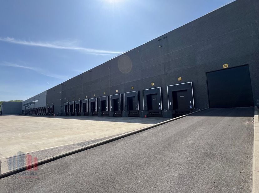 Entrepôt logistique de 9.255 m² très bien situé à louer à côté du terminal à conteneurs de Willebroek et à proximité de l&#039;autoroute A12 permettant un