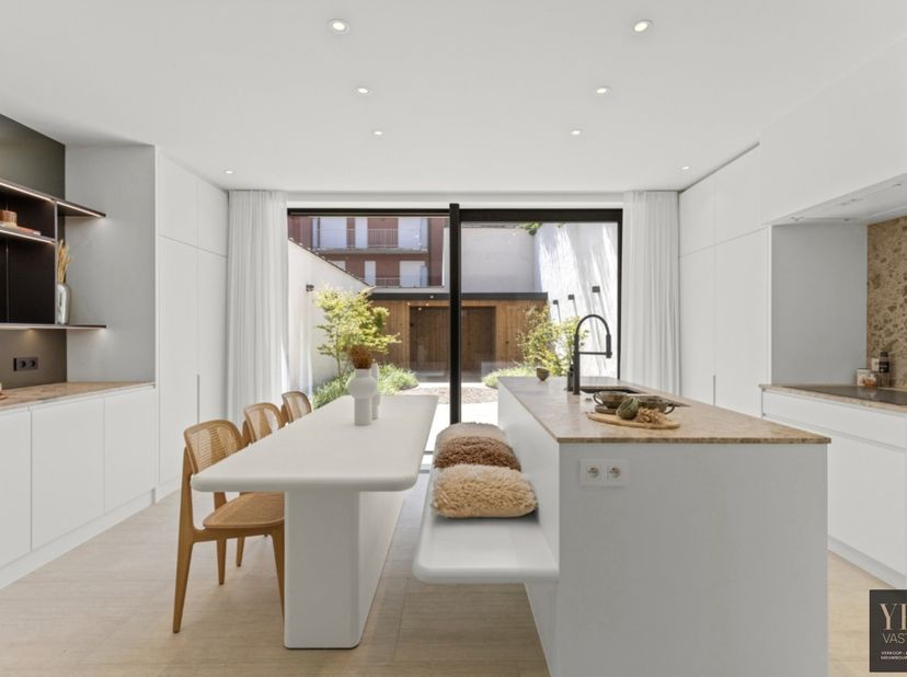 Dit prachtig gerenoveerde appartement bevindt zich in het hart van Knokke en biedt een unieke combinatie van luxe en comfort. Het appartement is ideaa