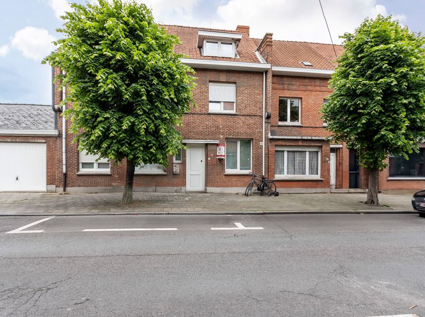 Deze woning is ideaal gelegen, nabij centrum Kortrijk en met gemakkelijke toegang tot belangrijke uitvalswegen. Fiets gezellig naar het centrum of maa