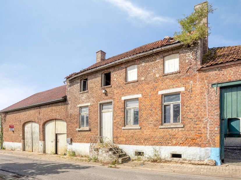 De vraagprijs is een vanafprijs. U kan bieden vanaf dit bedrag. Elk bod wordt onmiddellijk overgemaakt aan de eigenaars. Karaktervolle hoeve met bijge