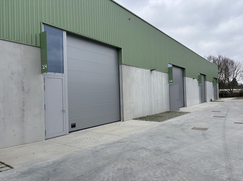 Entrepôt PME à louer d&#039;environ 192 m² dans le cadre du nouveau projet de construction Mercurius.&lt;br /&gt;
Les unités PME disposent de 2 places de parking