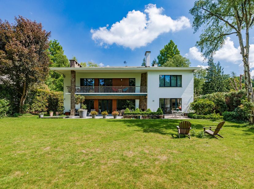 Située dans le  quartier résidentiel Kamerdelle, cette  villa aux lignes modernistes, typique des années 60, séduit par sa  sobriété architecturale, s